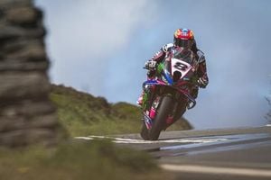 Davey Todd Edges Michael Dunlop In Thrilling Isle Of Man TT Superbike