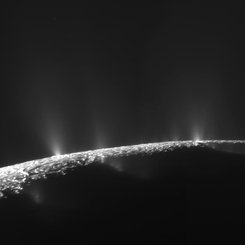 Cassini Yakın Geçişi Enceladus’un Püskürttüğünü Gösteriyor