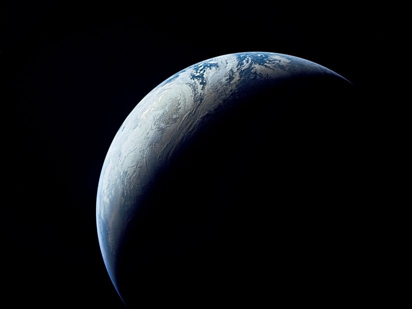 1967 yılında ABD'nin uzaya gönderdiği insansız uzay aracı Apollo 4 tarafından çekilen "hilal Dünya" fotoğrafı. Fotoğraf, kumanda modülünde yer alan 70 milimetrelik filmli kamera tarafından çekildi. Aracın Dünya'ya yaklaştığı 2 saat 13 dakikalık periyotta, Dünya'dan 13510 ila 18092 kilometre uzaklıktan, toplamda 733 adet renkli fotoğraf çekildi. Fotoğrafların hiçbiri bilimsel veri elde edilebilecek kadar yüksek çözünürlükte değildi; ancak genel bir "fotoğraf" olarak gerçekten etkileyiciydi. Dahası, coğrafi, kartografik, meteorolojik, oşinografik, jeolojik ve hidrolojik bazı bilgiler edinmemizi sağladı.