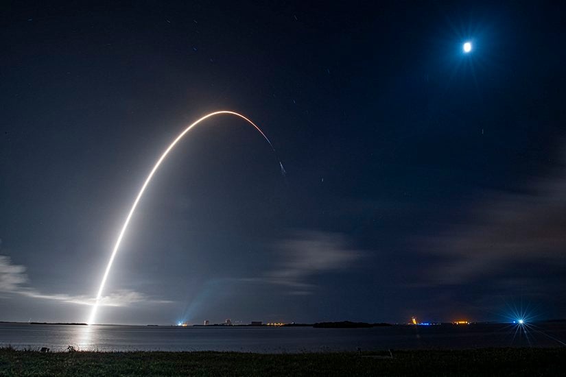 SpaceX firmasının ISS’e (Uluslararası Uzay İstasyonu) gerçekleştirdiği bir uçuşunun hızlandırılmış (time lapse) çekimi. Roketin yörüngeye doğru izlediği rota çok şık bir biçimde belli oluyor.
