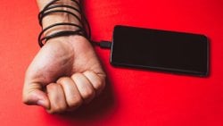 Sosyal Medya Bağımlılığı Gerçekten Var mı? Yoksa Hepimiz Biraz Abartıyor Muyuz?