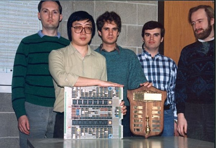 "Ancak bir yan proje olarak birçoğumuz (Feng-hsiung Hsu ve Thomas Anantharaman da dahil) bir turnuvada profesyonel düzeyde büyük bir ustayı yenen ilk program olan Derin Düşünce (Deep Thought) olarak bilinen makineyi geliştirdik."