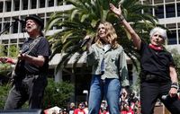 Neil Young, Joan Baez, Maggie Rogers jam to 'Rockin' in The Free World' at Bernie Sanders rally