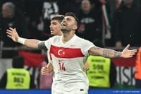 Turkije en Griekenland maken promotie in Nations League