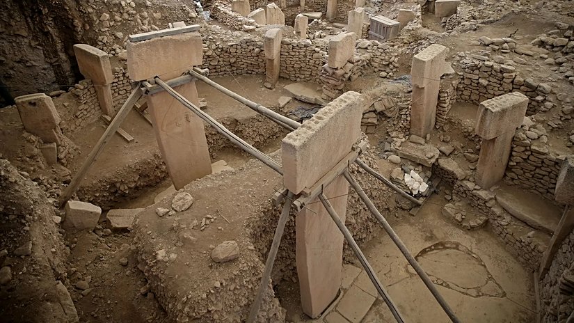 Hemen hemen 10.000 yaşında olan Göbekli Tepe, dünyanın en eski tapınak alanı. Bu dönemde ortaya çıkan tarım, dinin farklı biçimlerinin oluşmasına önayak oldu.