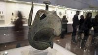 An ancient bronze griffin head is returned to Greece from New York in a major repatriation move