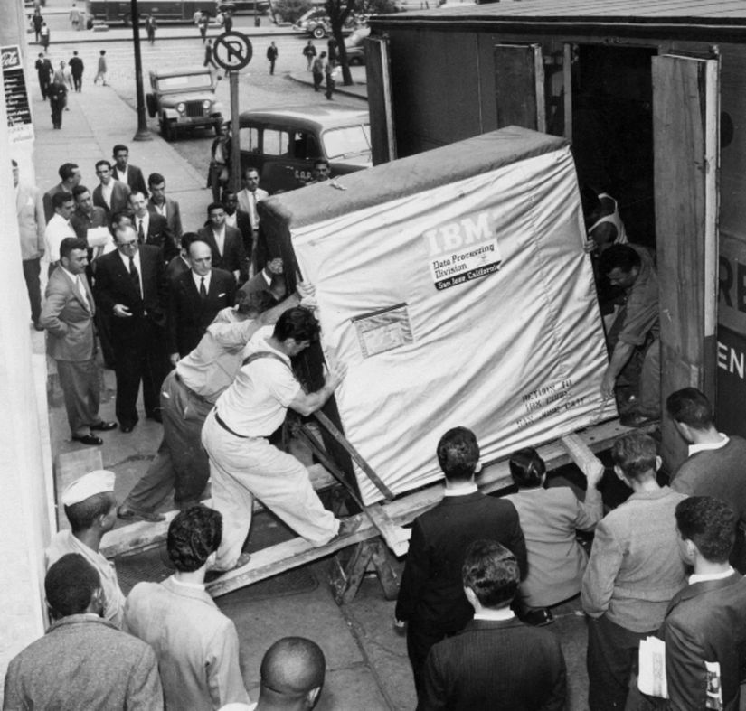 Bu fotoğraf çok eski değil, 1956 yılında çekildi. IBM firması tarafından üretilen 5 MB (megabayt) hafızaya sahip bir belleğin, satın alan bir firmaya postalanmak üzere bir araca yüklenmesi sırasında çekildi. Bundan sadece 50 sene önce, 5 MB bellek 4-5 kişi tarafından taşınabiliyordu ve kamyonla kullanıcılara gönderilebiliyordu. Bu tarihte MB başına 9200 Amerikan Doları (USD) harcanıyordu. Yani şu gördüğünüz bellek, zamanın parasıyla 46.000 dolara mal oluyordu! Günümüz parasıyla bu, 79.000 dolar civarına denk geliyor! Günümüzde... 21 Temmuz 2015 itibariyle Amazon üzerinden IBM'in 3 TB (terabayt) hafızalı belleğini 150 dolara alabiliyorsunuz. Yani 600.000 kat fazla belleği, 526 kat ucuza alabiliyorsunuz. Bilim... Teknoloji...