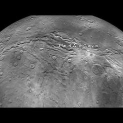 Plüton'un Uydusu Charon'un Üzerinden Uçuş