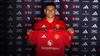 Manchester United sign Paraguayan defender Diego Leon | News.az