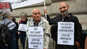 Holocaust Survivor Returns Award Over Far-Right Vote