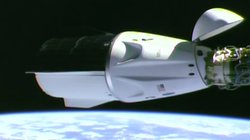 SpaceX, UUİ'deki Mahsur Kalan Astronotları Kurtarmak İçin Dragon Kapsülü ile Kenetlendi.