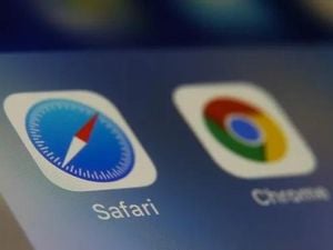 Apple Urges IPhone Users To Consider Removing Chrome