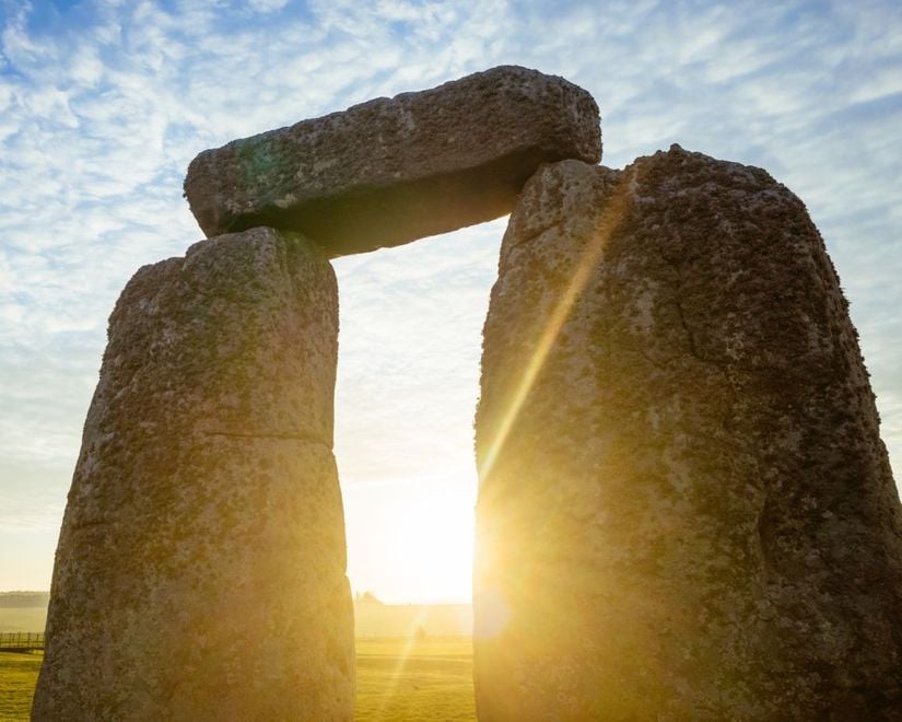 Stonehenge'de bir kemerin içinden görülen gün doğumu.