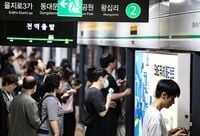 서울 지하철 2호선 열차 멈추면서 출근길 혼잡...직장인들 대거 지각 사태 | 중앙일보