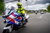 Hoe motoragenten in Drachten alvast de route van de NAVO-top in Den Haag rijden