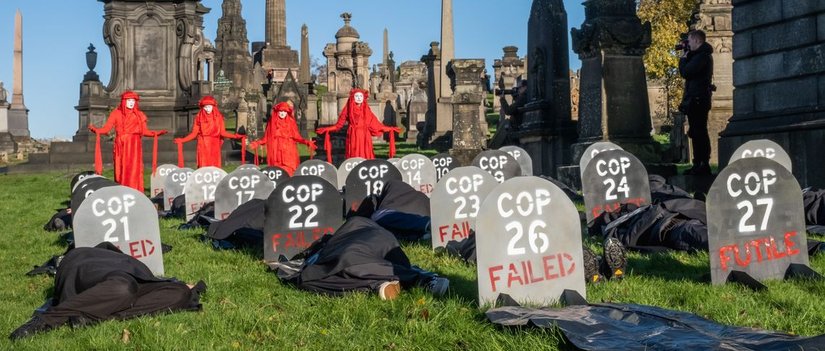 Birleşmiş Milletler İklim Değişikliği Konferansı'nda tutulmayan sözlere ve "göz boyamaya" tepki çeken bir görsel.