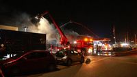 Zeer grote brand bij bedrijf aan Sir Rowland Hillstraat in Tiel