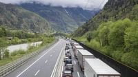 Verkehr staut sich am Gotthard in beide Richtungen