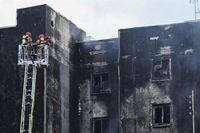 Un incendio calcina un edificio en Castelló y obliga a realojar a diez vecinos