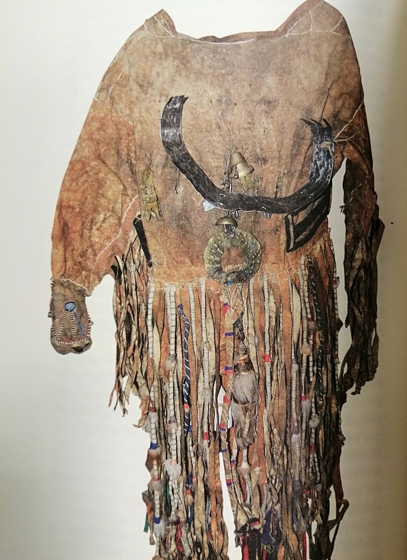 Dolgan Şaman elbisesi. Rusya Bilimler Akademisi - Kunstkamera Antropoloji ve Etnografya Müzesi St. Petersburg.