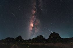 Ateş Böcekleri, Meteorlar ve Samanyolu