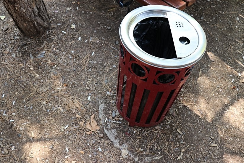 Bir çöp tenekesinin etrafının sigara izmariti ile dolu olması kabul edilebilir gibi bir durum değil.