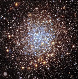 Hubble Teleskobu, Işıltılı Yıldız Kümesini Ultraviyole Işıkta Görüntüledi.