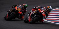 MotoGP, Binder e Acosta veloci, ma non basta: inizio di stagione difficile per KTM