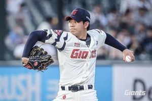 Lotte Giants Lefty Hong Min Ki Shines Against Doosan Bears