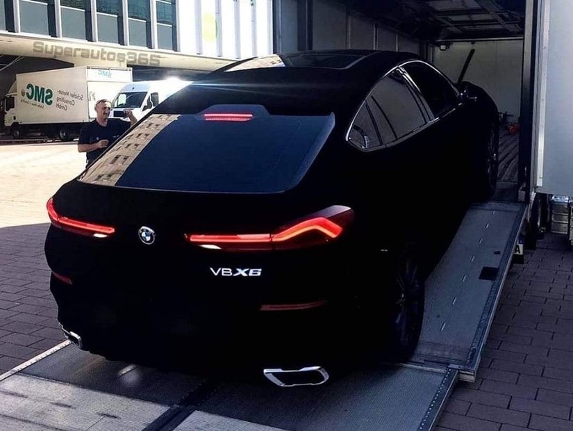 Vantablack benzeri bir kaplama ile örtülü olan araç, derinlik ve detay algısını kaybettirerek tasarımın sınırlarını zorlayan bir görsel deneyim sunmaktadır. Bu görüntü, Vantablack'in ışığı emme kapasitesinin ve estetik potansiyelinin etkileyici bir örneğidir.