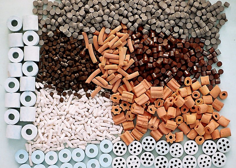 Kimyasalların üretiminde kullanılan katalizörler. Katalizörler kimyasal tepkimelerin aktivasyon enerjisini düşürür ve gözenekli yapıları sayesinde yüzey alanını büyüterek tepkimeye giren maddelerin birbirleriyle temas etme oranını artırır.