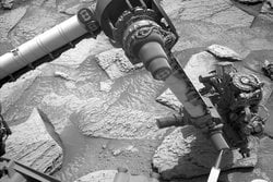 Mars'ta Kaya İsyanı: Curiosity'nin Matkapına Yapışan Kaya 5 Günde Sökülebildi.