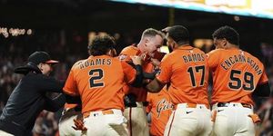 Giants Win Wild Walkoff Against Braves In Extra Innings