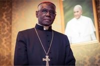 Quién es Robert Sarah, el cardenal más crítico con Francisco y que podría haber sido el primer Papa negro de la historia