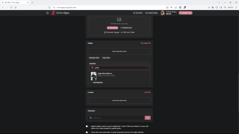 Örnek olarak Çağrı Mert Bakırcı'yı eklemek istediğimizi düşünelim. Daha önce girilip girilmediğini anlamamızın yolu arama seçeneklerinde seçemeyeceğimiz bir şey çıkması. Burada daha önce girilmiş olduğu için çıkmış. Fark ettiyseniz ÇMB takma ismini yazmamıza rağmen arama kısmında çıktı. Kişi detaylarını detaylı girmek bu sebeple önemli.