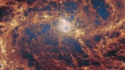 Webb, yakınlardaki M83 galaksisinin kalbinde bir kara deliğin ipuçlarını tespit etti!