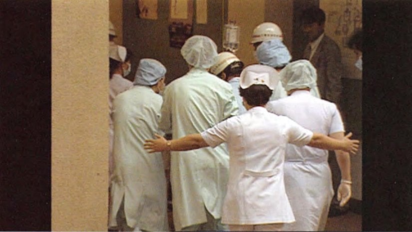 2 Ekim 1999'da Ouchi ve ekip arkadaşlarının Tokyo Üniversitesi'ne transfer edildiği anları gösteren bir kare.