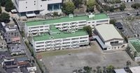 教員の叫び声、教室に机でバリケード…男性2人侵入の小学校で何が | 毎日新聞