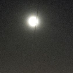 Gökyüzünde ve Ay üzerinde düz bir şekilde gölge oluşması ve ayın aynı gece evre değişmesi sebebi nedir?