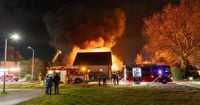 Uitslaande brand in loods Rozenburg, vliegtuigen Schiphol landen op andere baan wegens rookontwikkeling