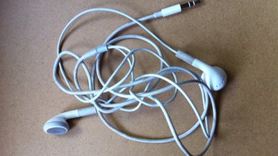 Kulaklıklarınızın Sürekli Birbirine Dolanması ve Düğümlenmesinin Bilimsel Nedeni Ne?