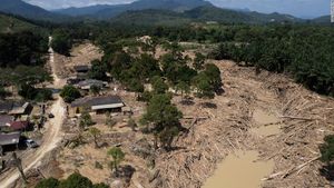 Catastrophic Flooding Displaces Over 90,000 Across Malaysia