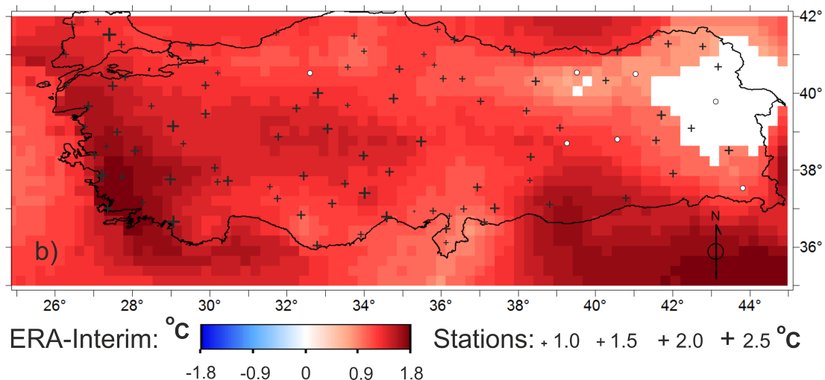 Şekil 1. 1979-2010 tarihleri arasında ortalama toplam sıcaklık değişim miktarının dağılımı. Haritada kırmızı renk tonlarındaki gridler ECMWF’nin ERA-Interim veri setine göre en az %90 güven aralığında önemli derecede sıcaklık artışı olan yerleri ve artış miktarını gösterirken, beyaz gridler ise istatistiksel olarak önemli derecede sıcaklık artışı gözlenmeyen yerleri göstermektedir. Artı işaretleri ise, meteoroloji istasyonu ölçüm verilerine göre en az %90 güven aralığında önemli derecede sıcaklık artışı olan noktaları ve artış miktarını göstermektedir.