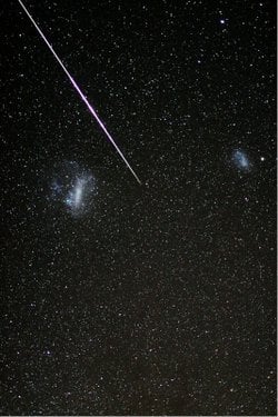 Bulutların Arasından Geçen Meteor