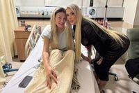 Juju Ferrari visita Andressa Urach no hospital e revela que as duas fizeram as pazes