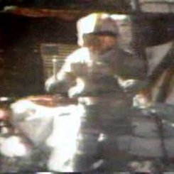 Ay'da Çekiç mi Tüy mü?