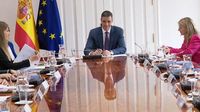 Un micro abierto capta una inesperada pregunta de Pedro Sánchez a sus ministros sobre la tortilla de patata: «¿Pero con cebolla o sin cebolla?»