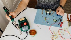 Düğme Gibi Küçük, Etkisi Büyük: LR44 Pili Nedir ve Nerelerde Kullanılır?