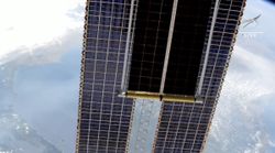 Astronotlar, Uluslararası Uzay İstasyonu'nun Dışına Yeni Bir Güneş Enerjisi Dizisi Kuruyor