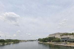 Tampa Swelters Under Heat Wave And Storm Threat